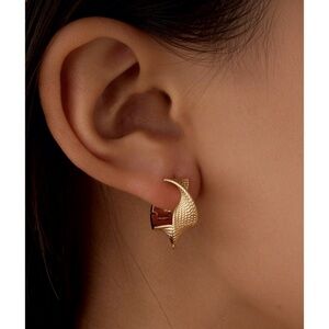 Elegant gold-tone twist hoop earrings • new!